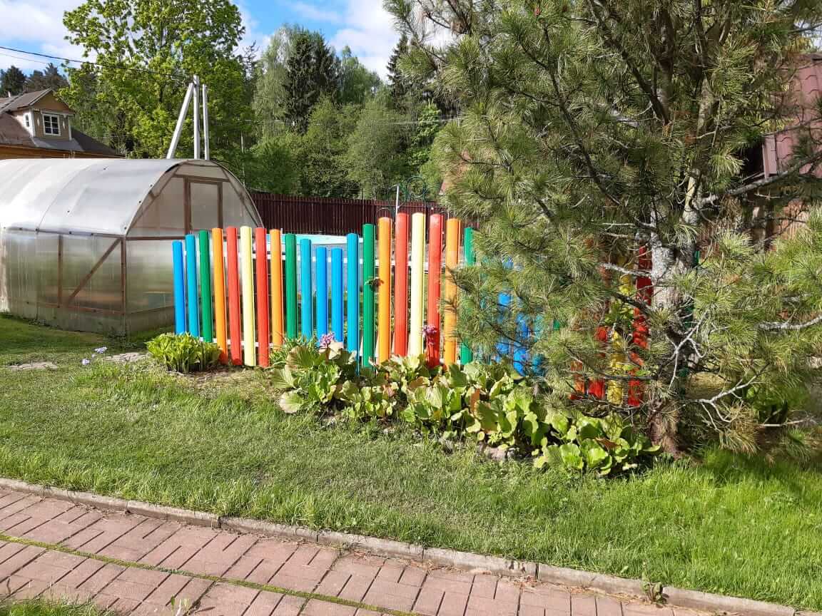 забор из разноцветного штакетника односторонний фото1 в Солнечногорске