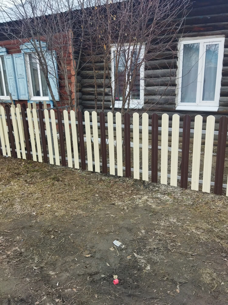 Забор из штакетника ЭКО-М 12м RAL1015/1015 Слоновая Кость двусторонний, RAL8017/8017 Шоколад двусторонний в Солнечногорске